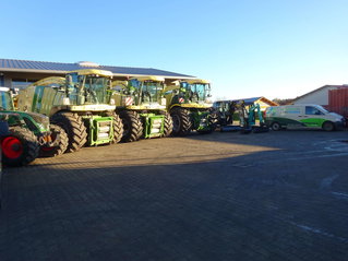 Häcksler und Bagger von Landtechnik Hauser